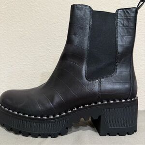 Vince Camuto Chelsea Boots Black Gator Print Size 9.5